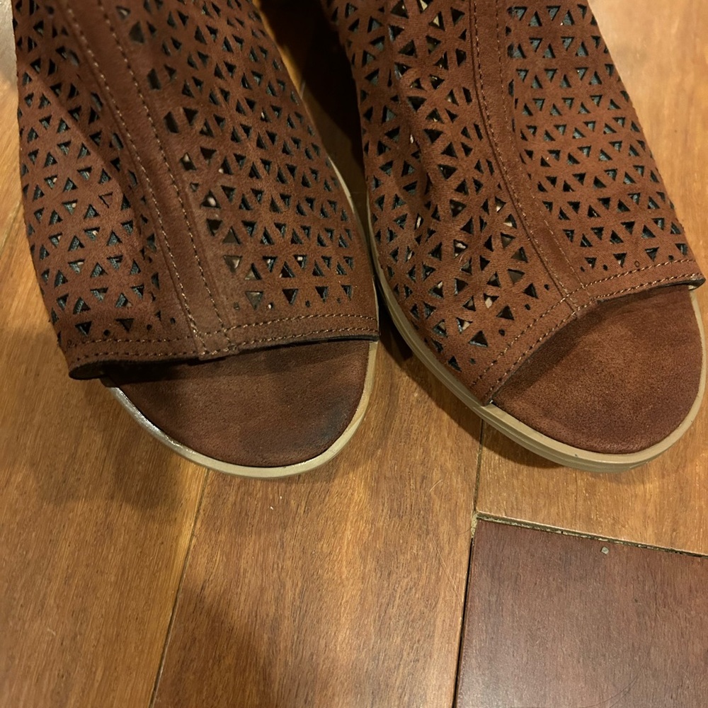 Womans American Eagle Faux Suede Perforated Peep toe Low Chunky heels Size 8.5 - Picture 5 of 7